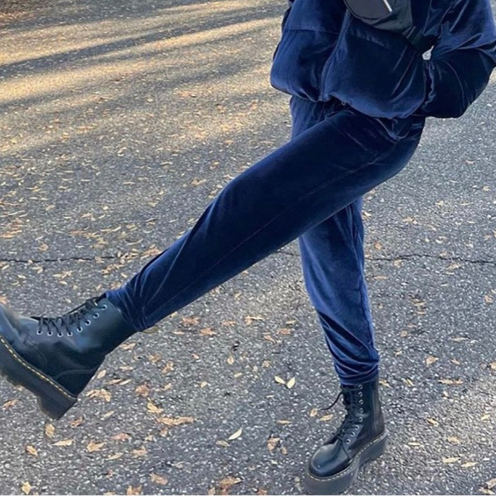 Fabletics Luxe Navy Velour joggers